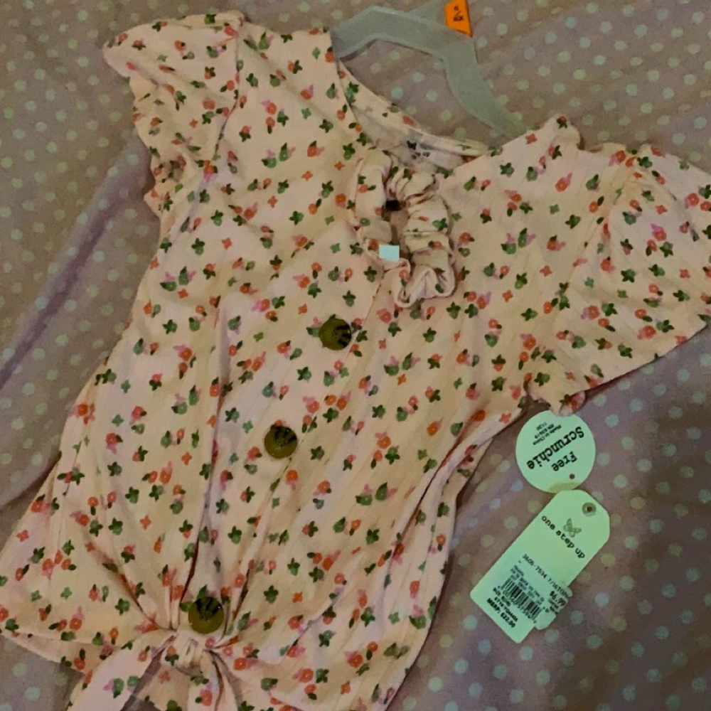 One Step On Floral shirt with a Scrunchie. Color is Pink. Size S 7/8